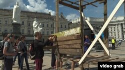 Акція «Синдром того, хто вижив». Встановлення дому-конструкції зі зруйнованого поселення ромів. Київ, 18 травня 2018 року