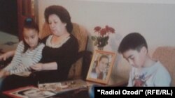 Саодат Кулиева и дети  Хуршеда Бобокалонова в 2013 году. Архивное фото