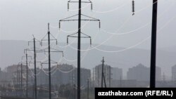 2010-njy ýylyň fewral aýynda Fransiýanyň “Şnaýder elektrik” kompaniýasy 600 müň ilatly diýlip hasaplanýan paýtagt Aşgabadyň elektrik infrastrukturasyny täzelemek barada türkmen hökümeti bilen şertnama baglaşypdy. 