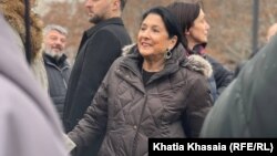 სალომე ზურაბიშვილს, რომელსაც „ქართული ოცნების“ საკანონმდებლო ცვლილებებით, დეკემბრიდან სახელმწიფო დაცვა მოუხსნეს, აეროპორტში კვერცხები ესროლეს.