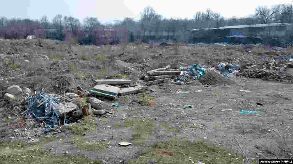 Дальше на юг обнаружился котлован, дно которого частично заполнено строительным и прочим мусором. По информации из СМИ, еще в 2008 году прежний владелец участка намеревался строить здесь кирпичный завод. Потом он продал участок другому частному владельцу, который тоже хотел что-то построить здесь. По словам одного из арендаторов, в обоих случаях акимат не дал разрешения.