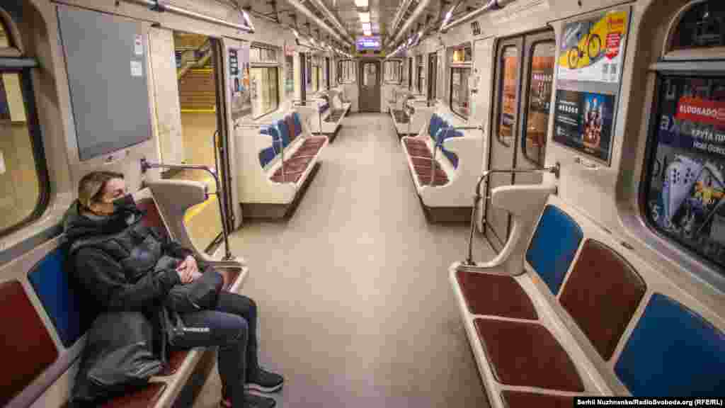 Вагон метрополітену на станції &laquo;Академмістечко&raquo; в ранішній час пік