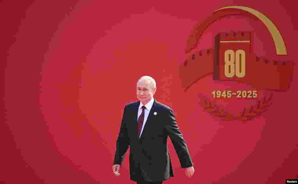 Володимир Путін на фоні банера на параді у Пекіні на честь завершення Другої світової війни