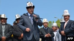 Оппозиция лидерлери Жалал-Абаддагы митингде, 10-апрель, 2010.