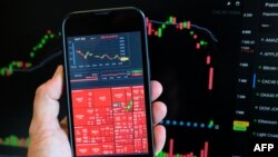 قرمز شدن اکثر شاخص‌ها در بورس بروکسل بر روی صفحه تلفن همراه