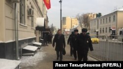 Собрание мигрантов у здания посольства Кыргызстана