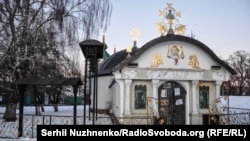 На передньому плані так звана «каплиця» УПЦ (Московського патріархату), незаконно збудована біля фундаменту Десятинної церкви на території Національного музею історії України