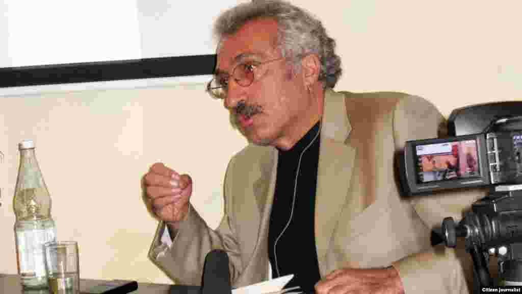 عباس میلانی در مراسم&nbsp;رونمایی از نسخه فارسی کتاب &laquo;نگاهی به زندگی شاه&raquo; در برلین