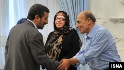 آمنه بهرامی و پدرش در دیدار با محمود احمدی‌نژاد