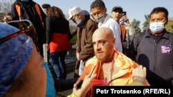 Нападение на Юрия Толочко, который пришел на митинг в женской одежде. Алматы, 31 октября 2020 года.