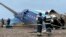 Казахстанские спасатели на месте крушения самолета авиакомпании Azerbaijan Airliner  