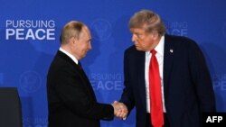 Путін і Трамп під час саміту на Алясці. США. 15 серпня 2025 року
