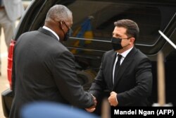 Ллойд Остін вітає президента України Володимира Зеленського. Пентагон, 31 серпня 2021 року