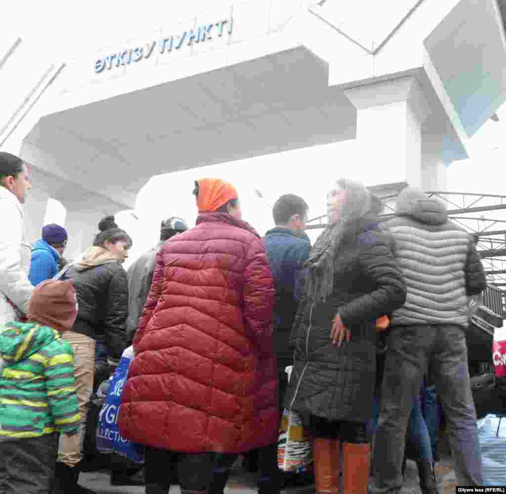 Таможенный пост работает круглосуточно, без перерывов. За два часа, по наблюдениям репортера Азаттыка, через границу прошло около 150 человек. Сотрудники поста и пограничники отказываются от разговоров с представителями СМИ. Они говорят, что поток людей на границе не иссякает до позднего вечера, и лишь ночью желающих перейти границу чуть меньше. &nbsp;