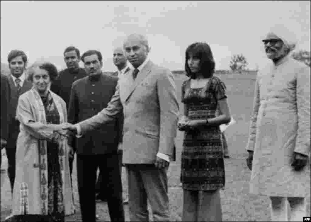 بی نظیر بوتو در کنار پدرش ذوالقار علی بوتو نخست وزیر وقت پاکستان در دیداری تاریخی با ایندیرا گاندی، نخست وزیر وقت هند در سال 1972 میلادی
