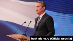 Радий Хәбиров юллама белән чыгыш ясый