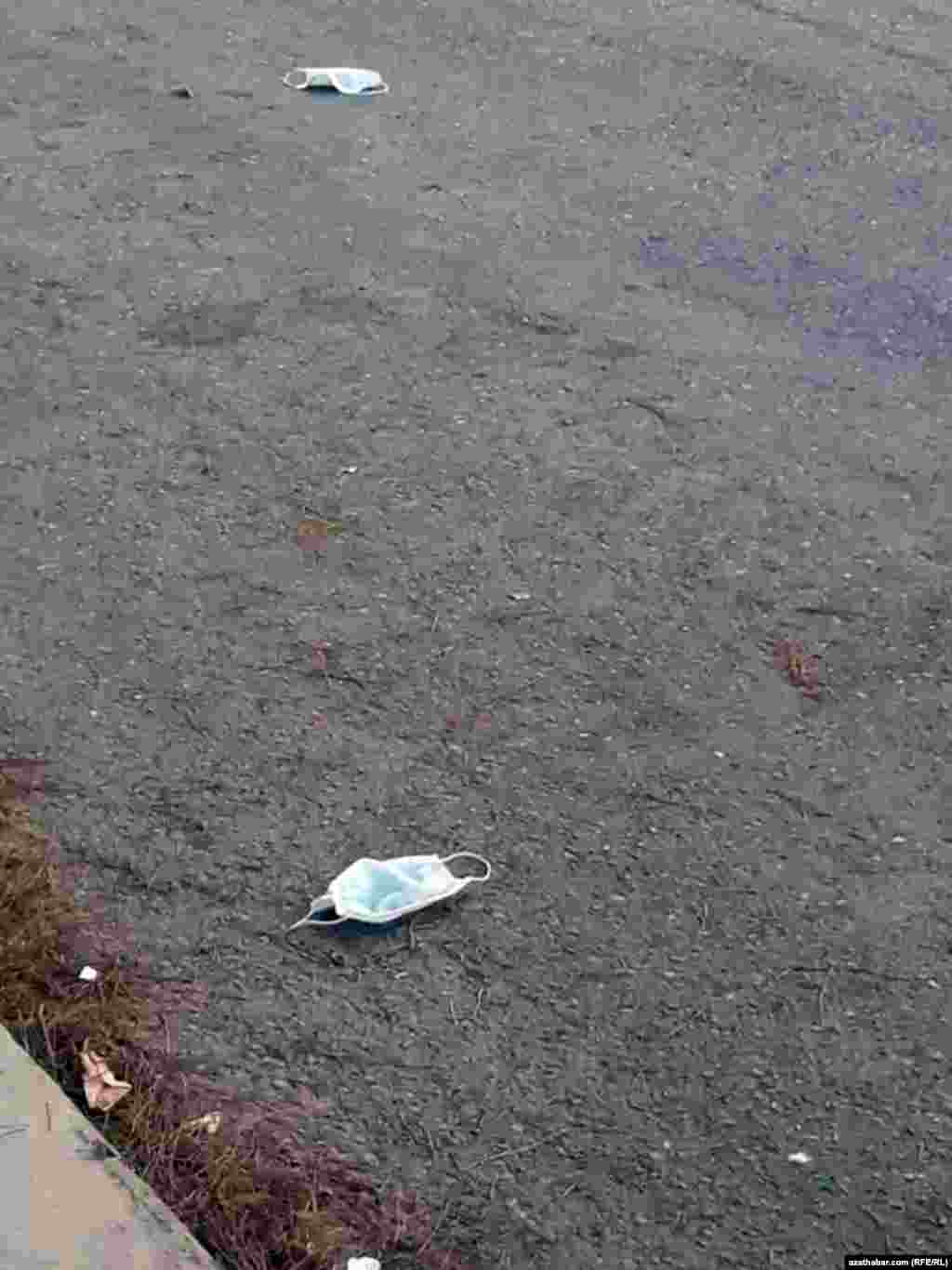 Использованные маски на улице,&nbsp;​Ашхабад, Июль, 2020. &nbsp;