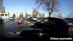 Скриншот с видео, на которой зафиксировано, как водитель «Мерседеса» на пешеходном переходе в Бишкеке едва не сбил двух девочек. 