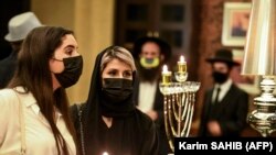 دو زن یهودی در مراسم حنوکا در هتلی در دوبی در ۱۰ دسامبر ۲۰۲۰؛ در دسامبر ۲۰۲۰ هزاران اسرائیلی به امارات سفر کردند.