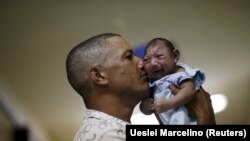 پدری با نوزاد مبتلا به بیماری میکروسفالی در بیمارستانی در برزیل 