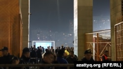 У входа на стадион «Орталык» в Алматы перед матчем Лиги чемпионов «Кайрат» — «Реал». 30 сентября 2025 года