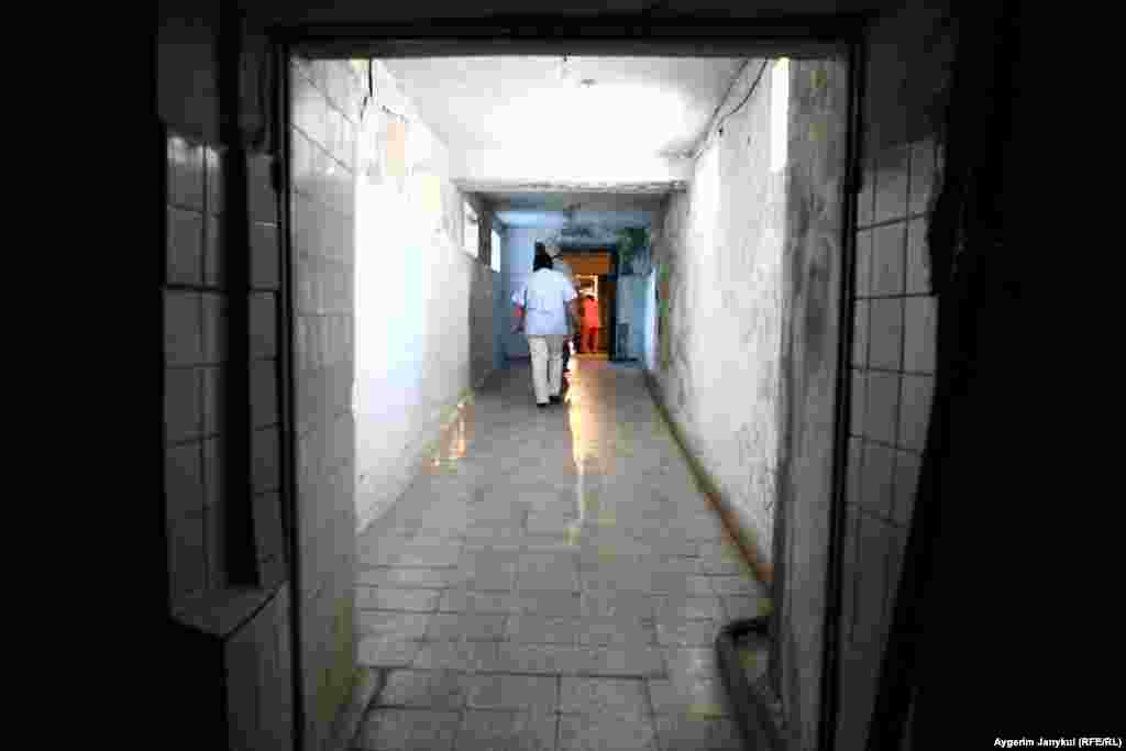 Улуттук фтизиатрия борборунун эскирген бөлмөлөрү Кыргызстандын булуң-бурчунан келген бейтаптарга толгон. Жылына эки жарым миң жаран кайрылат. Анын 700үнө операция жасалат.&nbsp;&nbsp;