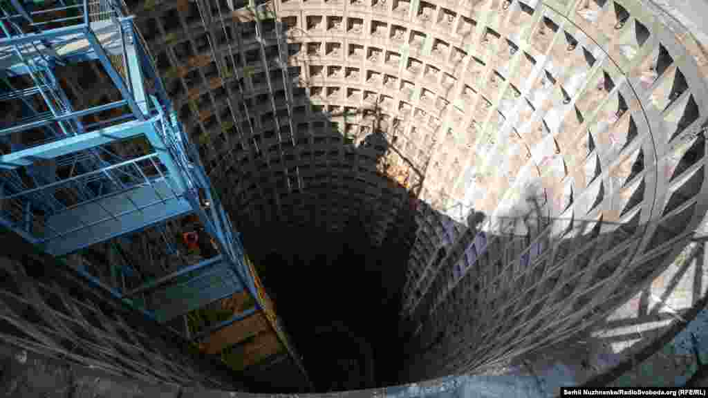 Стовбур метро діаметром 10 метрів і глибиною 44 метри