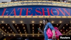 ورودی محل اجرای برنامه استیون کولبر در شهر نیویورک