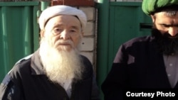 Ўзини "Худонинг ёрдамчиси" деб атаётган “Расул-бобой” диний таълимни Бухоро ва Тошкентда олган.