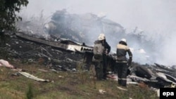 ماموران آتش نشانی در محل سقوط هواپيمای توپولف ۱۵۴، ۲۲ اوت ۲۰۰۶