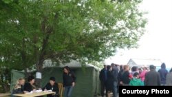 Баспанасын су алған шаңырақтықтарға  тігілген шатырлар мен көмек көрсету орталығы. Алматы, 25 мамыр, 2009 жыл.