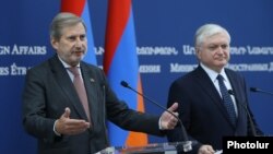 Armenia - Johannes Hahn (L), the EU commissioner for European neighborhood policy, speaks at a joint news conference with Armenian Foreign Minister Edward Nalbandian in Yerevan, 2Oct2017.