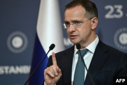 Очільник російської переговорної делегації Володимир Мединський під час пресконференції після третього раунду переговорів між Росією та Україною у Стамбулі 23 липня 2025 року