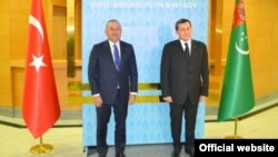 Türkiýäniň daşary işler ministri Mewlüt Çawuşoglu öz türkmen kärdeşi Raşid Meredow bilen. Türkmen DIM-niň web sahypasyndan alnan surat