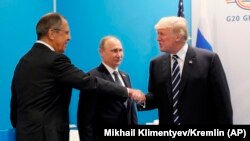Президент США Дональд Трамп (п) вітається з міністром закордонних справ Росії Сергієм Лавровим (л), саміт «Групи двадцяти», Гамбург, липень 2017 року