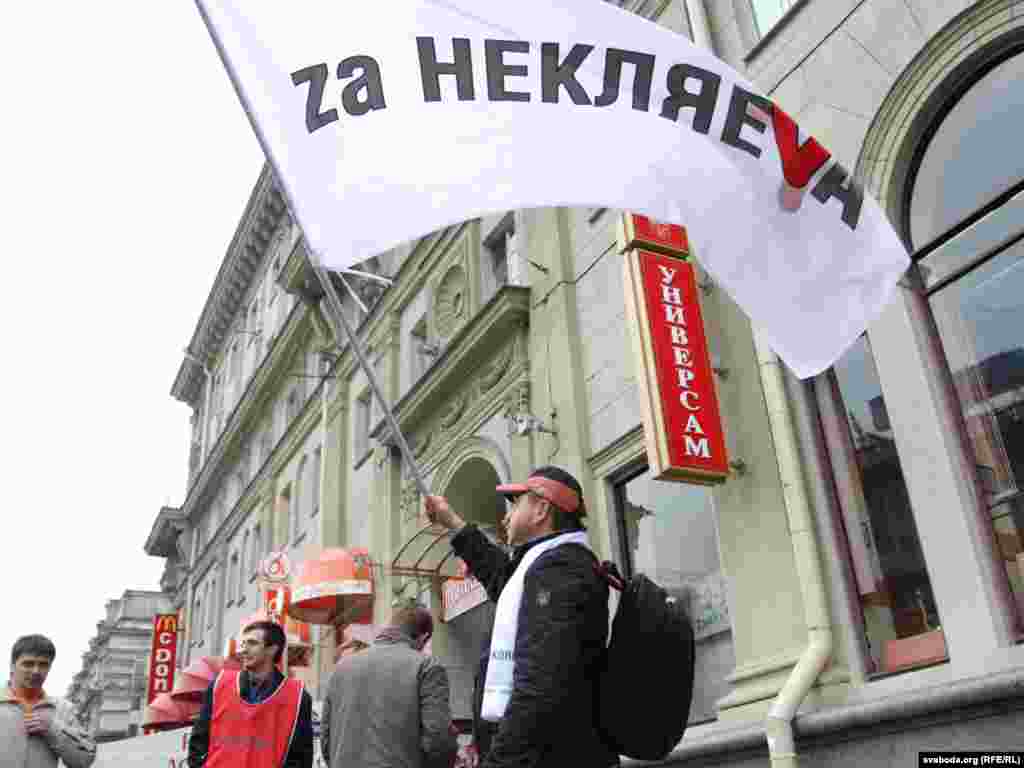 "Някляеўцы" пачалі зьбіраць подпісы ля ўнівэрсаму "Цэнтральны" 