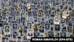 27 сентября, который был объявлен в Азербайджане Днем памяти, азербайджанские военнослужащие проводят марш в Баку с фотографиями погибших в руках, 27 сентября 2021 г.