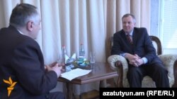 Посол Украина Иван Кухта (справа) дает интервью Радио Азатутюн, Ереван, 23 апреля 2013 г.  