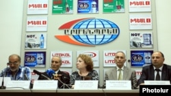 Представители нацменьшинств на пресс-конференции представляют послание, Ереван, 4 июня 2015 г․