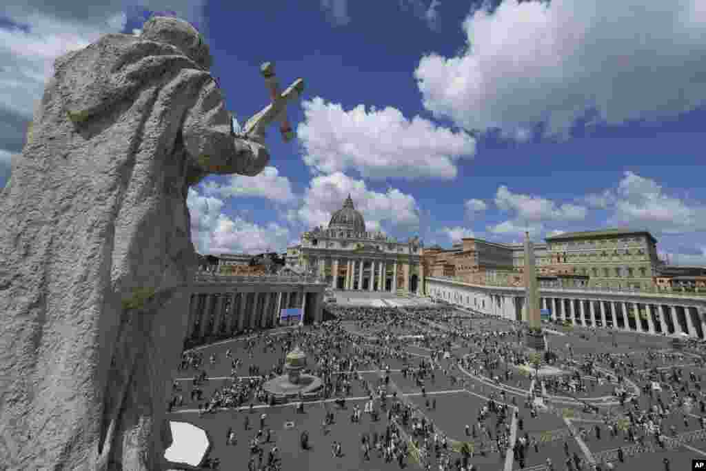 Pogled na Trg svetog Petra tokom konklave za izbor nasljednika pokojnog pape Franje u Vatikanu, 8. maja 2025.