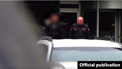 Мужчину, открывшего стрельбу в «Эребуни Плаза», ведут к полицейской машине в сопровождении и. о. начальника Полиции Армении Армана Саргсяна, Ереван, 23 января 2020 г.