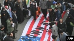 راه‌پیمایی‌های مراسم ۲۲ بهمن همیشه با آتش زدن یا لگد کردن پرچم برخی کشورها همراه است