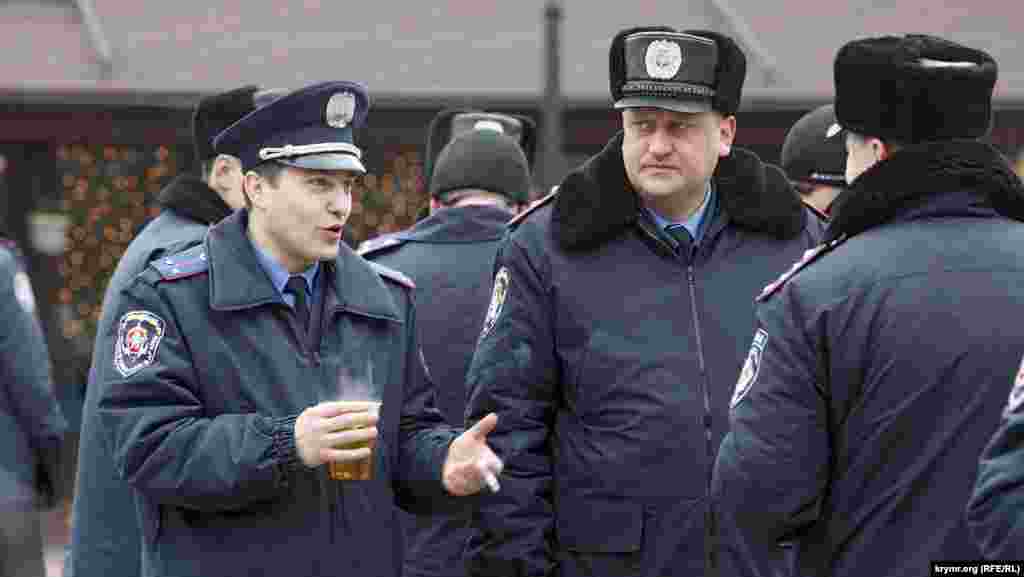 Подойти и посмотреть, что внутри, невозможно &ndash; &nbsp;не пропускает милиция. На расспросы милиционеры отвечают, что им самим ничего неизвестно.