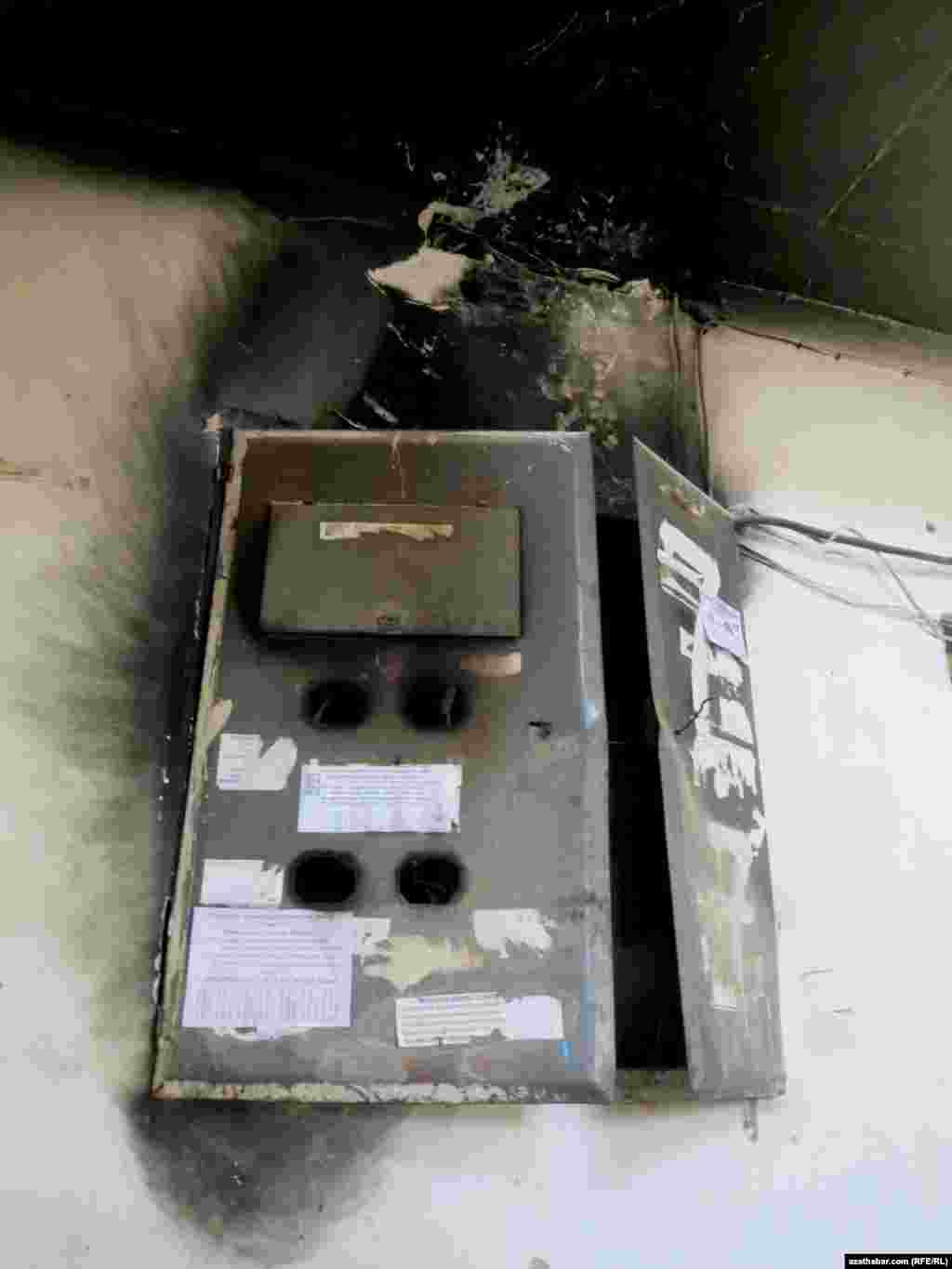 Aşgabdyň köpgatly jaýlarynyň birindäki girelgede elektrik tok geçirijisinde dörän näsazlyk.