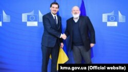 Прем’єр-міністр України Олексій Гончарук (л) і виконавчий віцепрезидент Єврокомісії з питань «Європейської зеленої угоди» Франс Тіммерманс