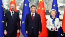 Президентка Єврокомісії Урсула фон дер Ляєн (праворуч), лідер Китаю Сі Цзіньпін та президент Євроради Шарль Мішель в Пекіні, четвер, 7 грудня 2023 року