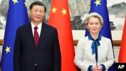 Chinese President Xi Jinping and European Commission President Ursula von der Leyen in Beijing, December 2023.