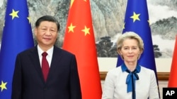 Chinese President Xi Jinping with European Commission President Ursula von der Leyen meet in Beijing in 2023 (file photo)