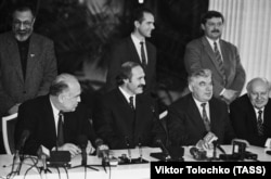 Зьлева направа: прэм’ер-міністар Расеі Віктар Чарнамырдзін, Аляксандар Лукашэнка, сьпікер парлямэнту Беларусі Сямён Шарэцкі і старшыня Савета Фэдэрацыі Расеі Ягор Строеў размаўляюць у Менску, 22 лістапада 1996 году