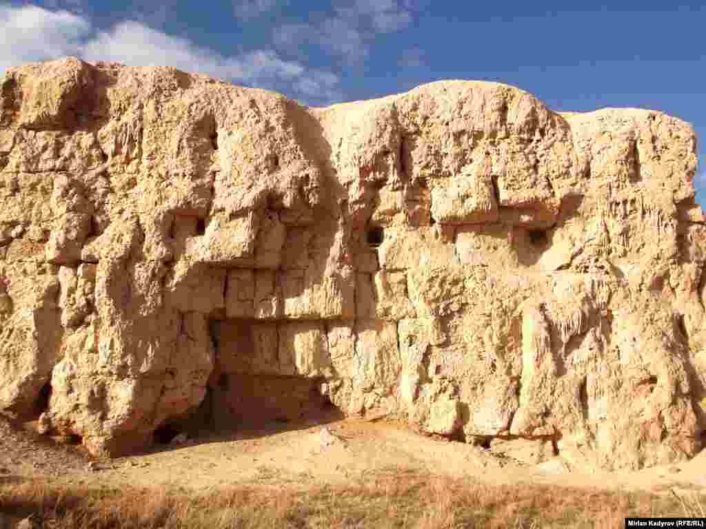 На некоторых стенах крепости видны следы ремонта, сохранились и остатки толстых досок. &nbsp;